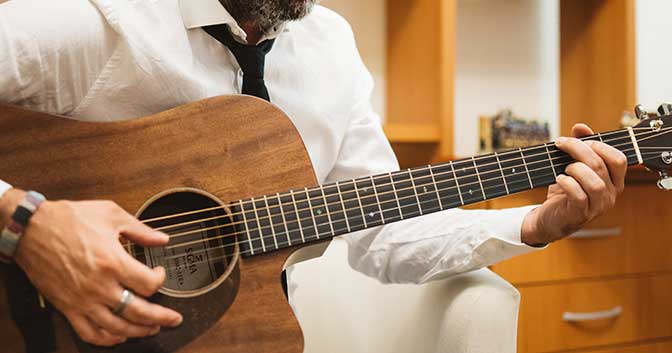 Carlos tocando la guitarra
