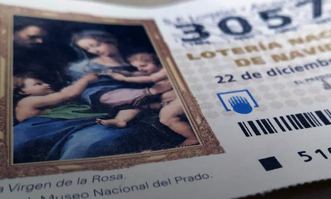 Primer plano de un billete de lotería de Navidad