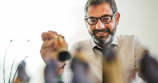 Carlos juega al ajedrez