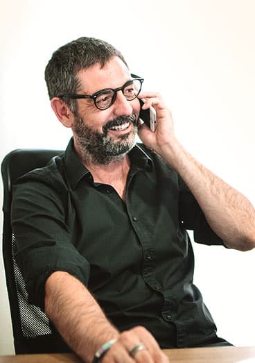 Carlos Recio hablando por teléfono