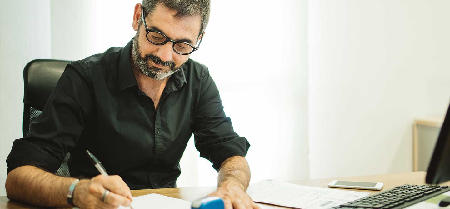 Carlos Recio firmando un documento